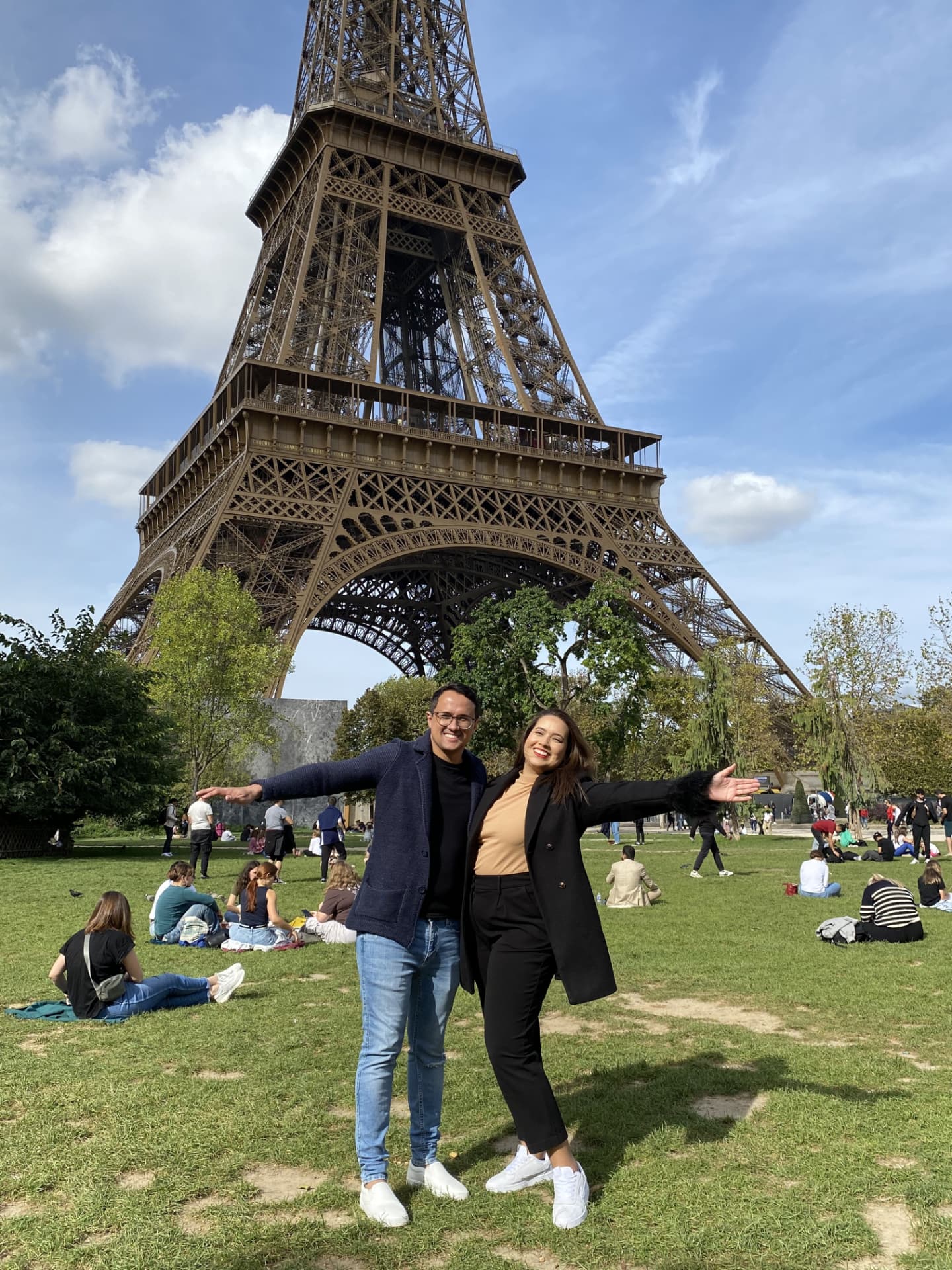 Junior e sua esposa em frente à Torre Eiffel, em Paris