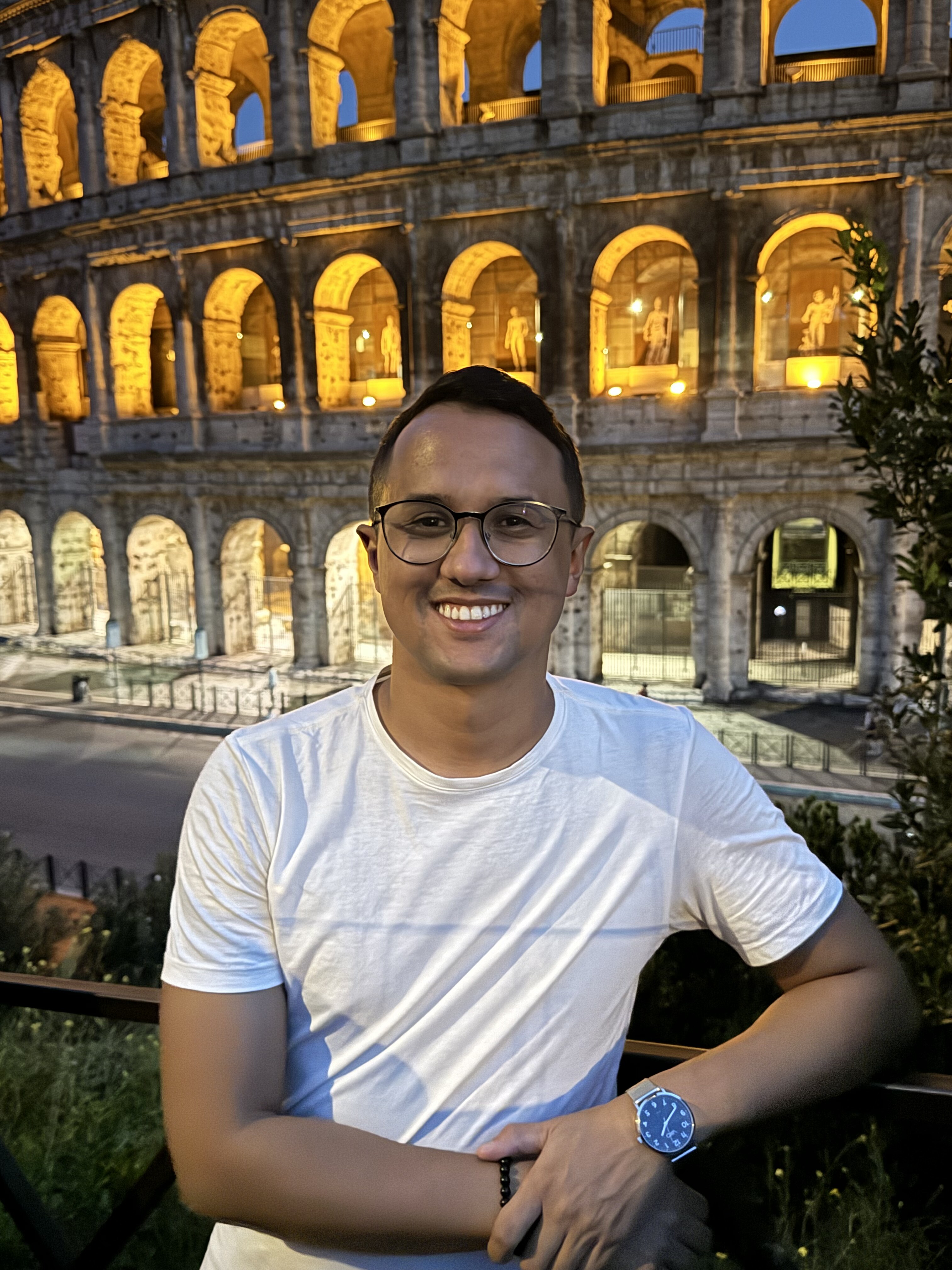 Junior em frente ao Coliseu, em Roma, à noite