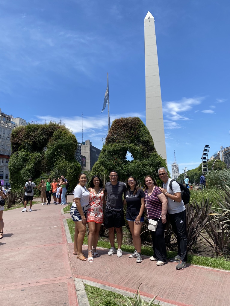 Junior com a família em frente ao Obelisco de Buenos Aires